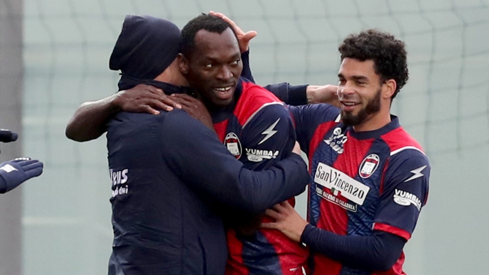 Simy Crotone celebrating Benevento Serie A
