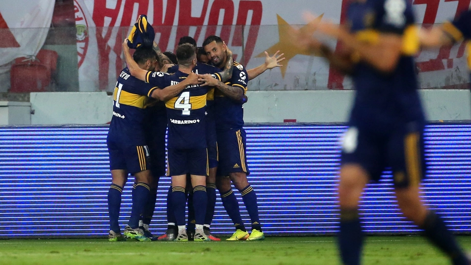 Tevez gol con dedica a Maradona