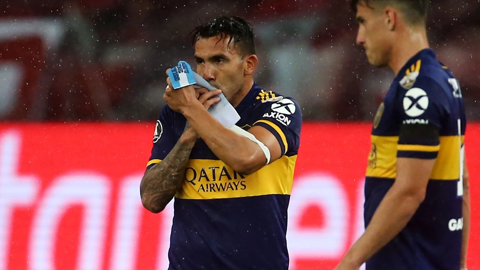 Tevez gol con dedica a Maradona