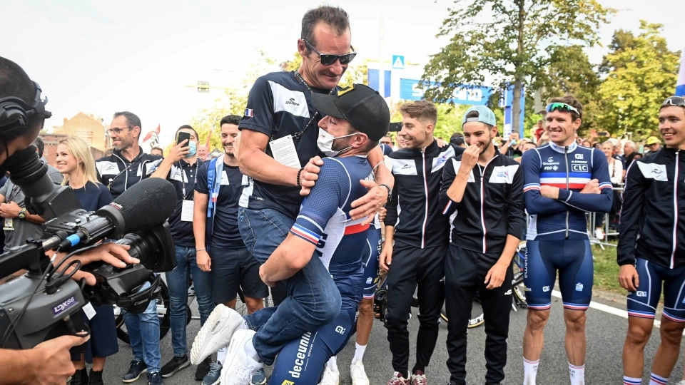 Thomas Voeckler portato in trionfo